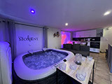 Jacuzzi privatif dans le gîte romantique Le Moment, ambiance lumineuse tamisée